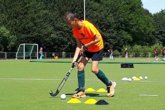 niño mejorando sus habilidades tecnicas en el campamento de verano en holanda