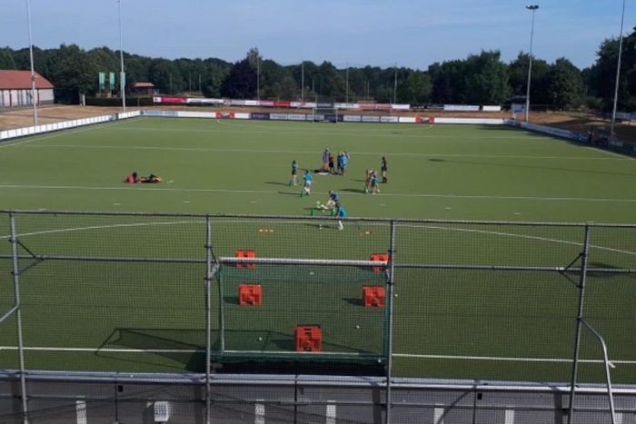 grupo de jovenes en el campo de futbol preparandose para el entrenamiento del campamento de verano en holanda
