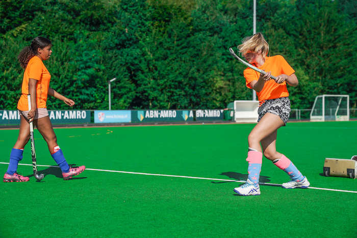 niñas practicando su tecnica deportiva en el hockey durante el campamento de verano en holanda