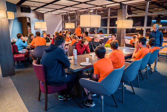 grupo de jovenes en el comedor del campamento de verano en holanda