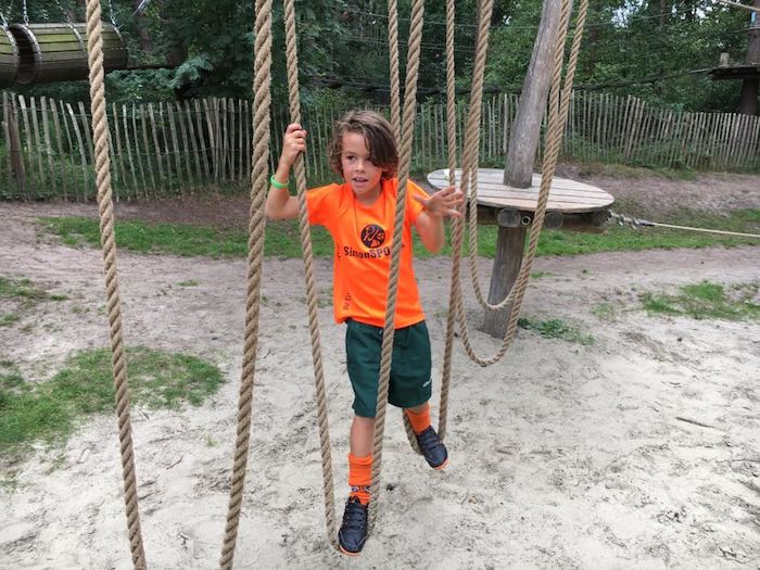 niño realizando actividades multiaventura en el campamento de verano en holanda