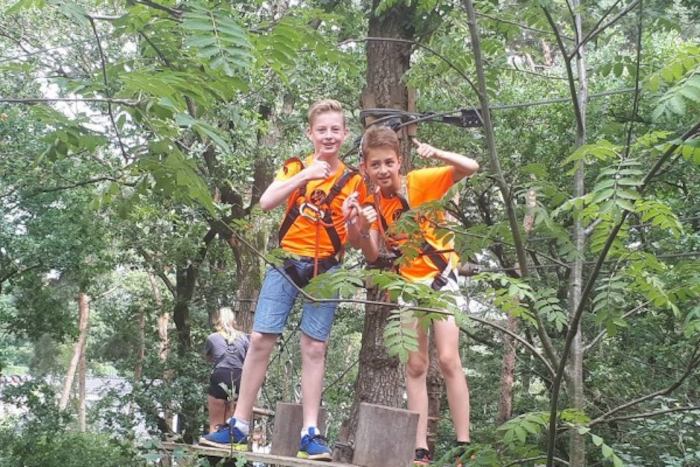 niños en la naturaleza realizando actividades multiaventura en el campamento de verano en holanda