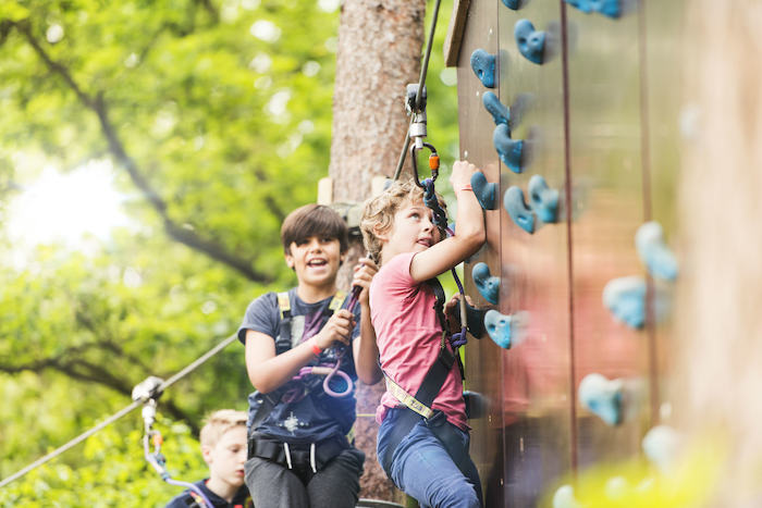 niños practicando escalada en las actividades multiaventura del campamento de verano en holanda