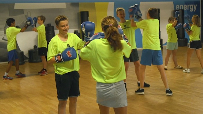 jovenes practicando deporte en el campamento de verano en holanda