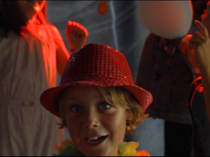 niño disfrutando en una de los juegos del campamento de verano en holanda