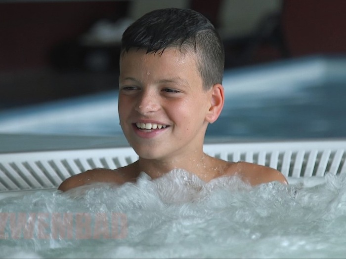 niño en la piscina disfrutando de las instalaciones acuaticas del campamento de verano en holanda