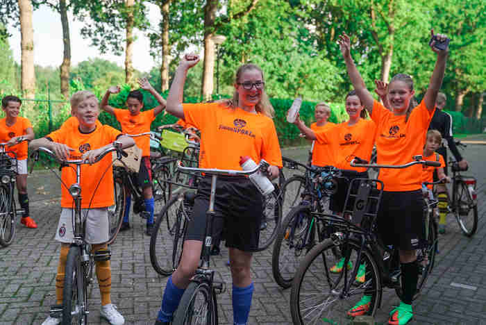 grupo de jovenes preparados para una excursion multiaventura con bicicletas en el campamento de verano en holanda