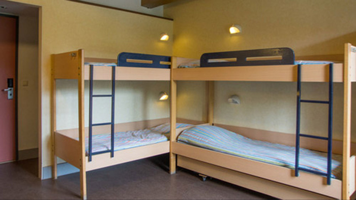 dormitorio con literas para los jovenes campistas del campamento de verano en holanda