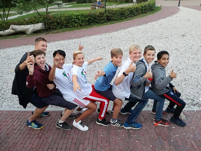grupo de jovenes celebrando su paso por el campamento de verano en holanda
