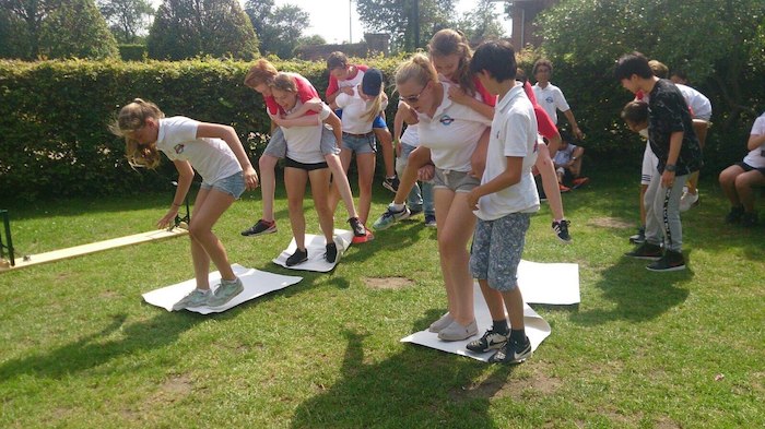 grupo de jovenes durante los juegos en pareja del campamento de verano en holanda