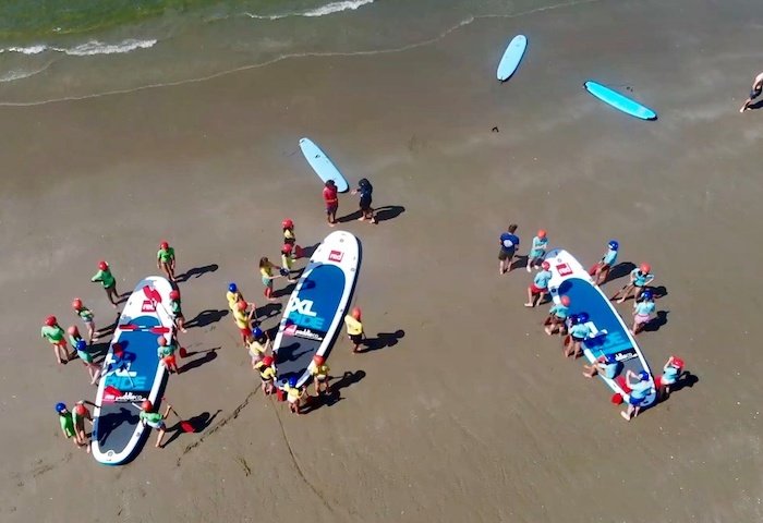 grupo de jovenes preparandose para la salida en la playa del campamento de verano en holanda