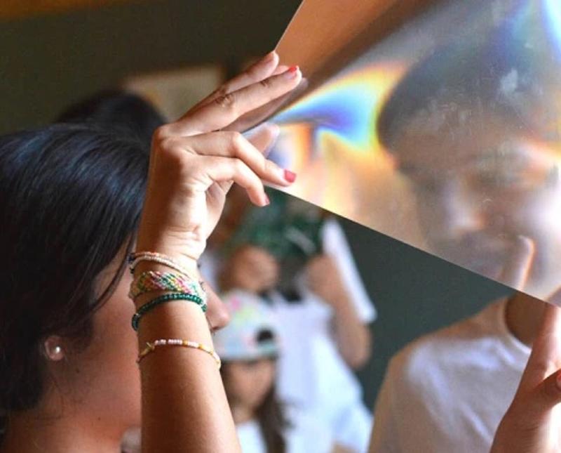 Jóvenes haciendo actividades en el campamento