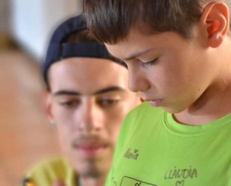 Niño concentrado en el campamento