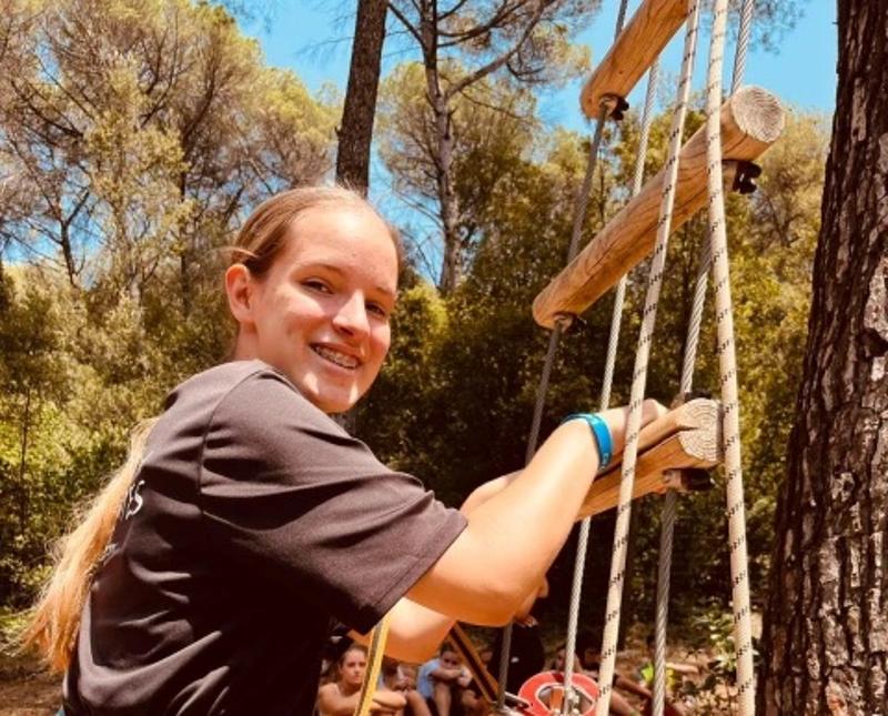 Chica subiendo una escalera en el campamento