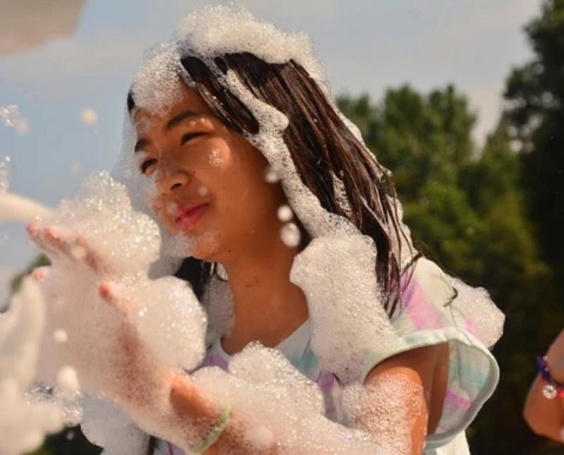 Chica con espuma en el campamento