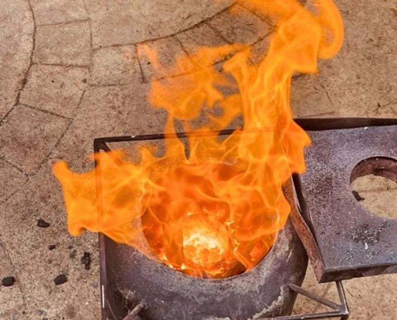 Barril con fuego en el campamento