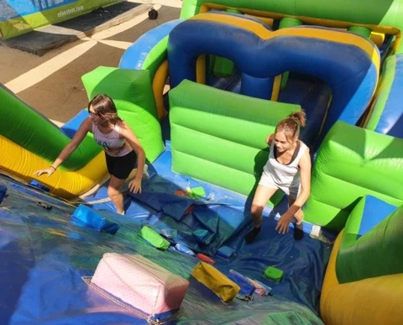 Chicas en un hinchable en el campamento