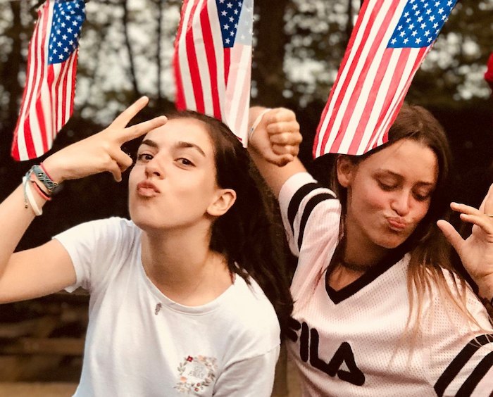 Dos niñas divirtiéndose en cursos de idiomas
