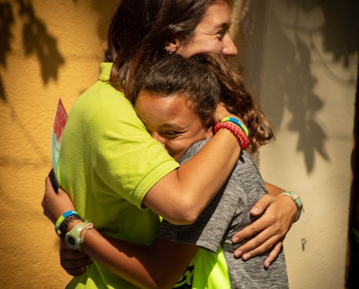 Chicas abrazándose en el english summer camp Barcelona