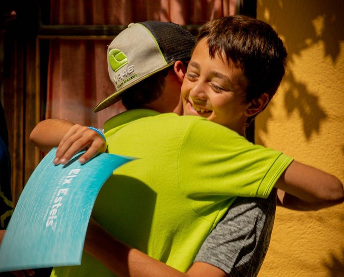 Amigos en viajes baratos para jóvenes