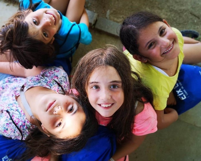 Cuatro niñas pasando tiempo juntas en los cursos de idiomas