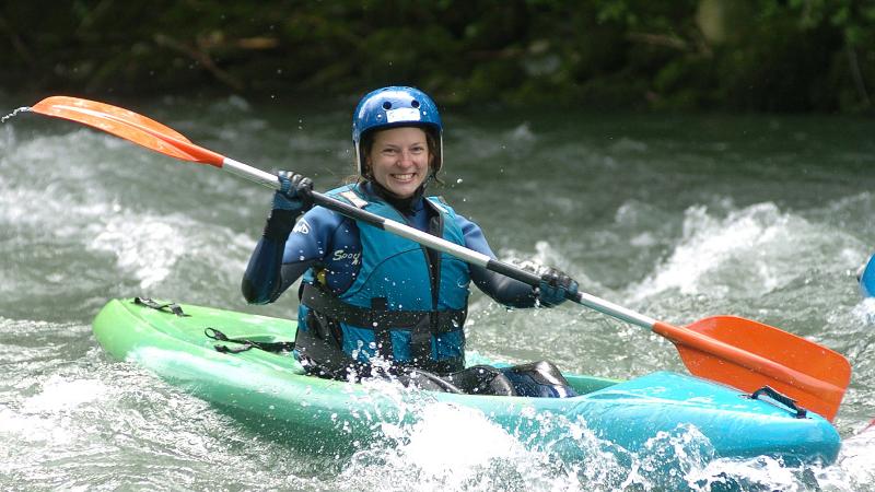 niña haciendo kayak en el río del campamento de verano en Francia