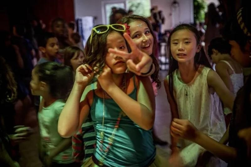 niñas preparandose para la fiesta en el campamento de verano en francia