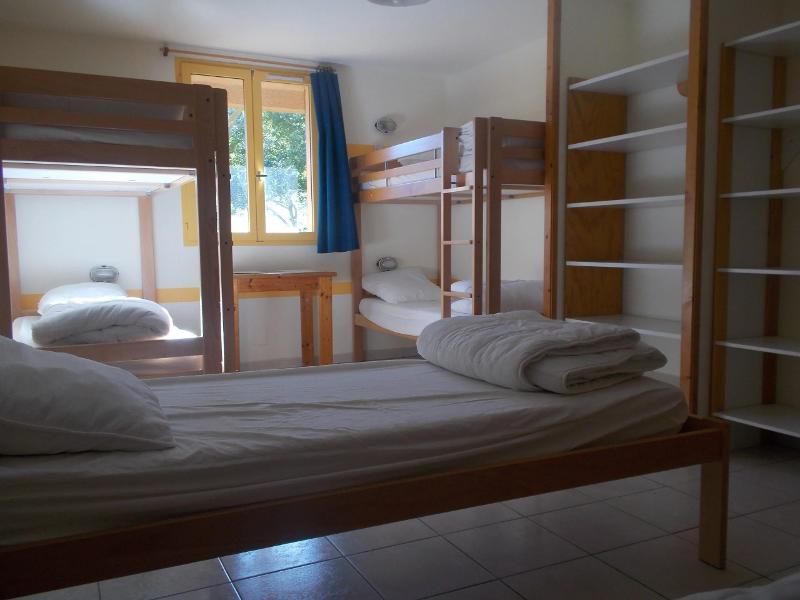 habitacion con camas individuales y literas para los jovenes del campamento de verano en francia