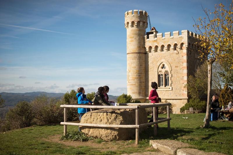 jovenes apreciando el castillo en plena naturaleza en el campamento de verano en francia