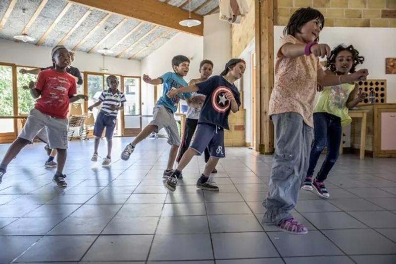 grupo de niños practicando la coreografia de danza del campamento de verano en francia