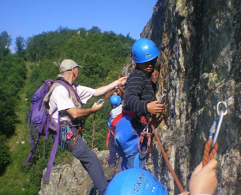 joven realizando escalada con su monitor en las actividades multiaventura del campamento de verano en francia