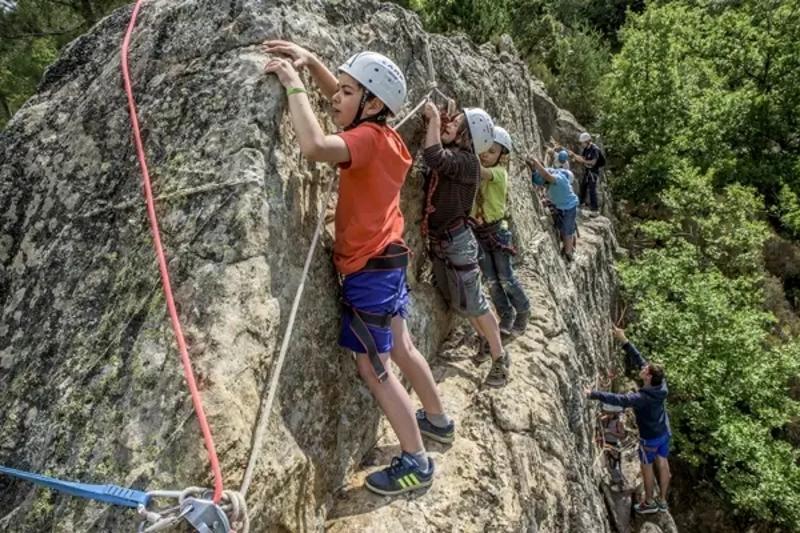 niños haciendo escalada multiaventura en el campamento de verano en francia