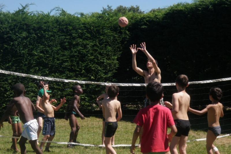 niños jugando al voley en las instalaciones del campamento de verano en francia
