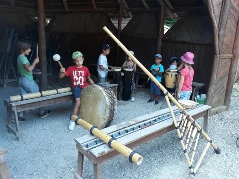 niños tocando instrumentos musicales para las clases de musica en el campamento de verano en francia