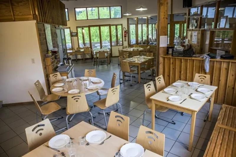 comedor donde los niños comen durante su estancia en el campamento de verano en francia