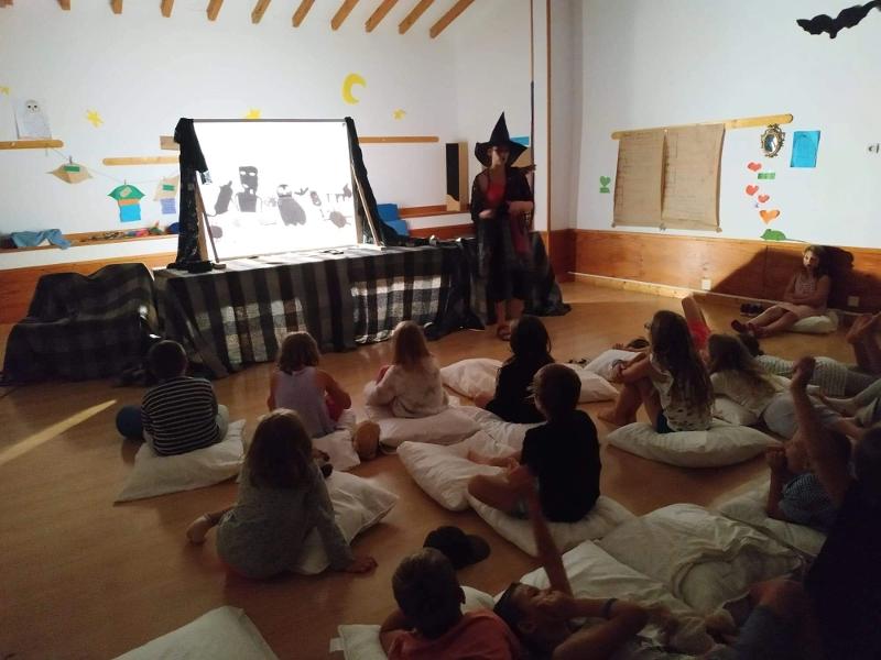 niños viendo una pelicula en el campamento de verano en francia