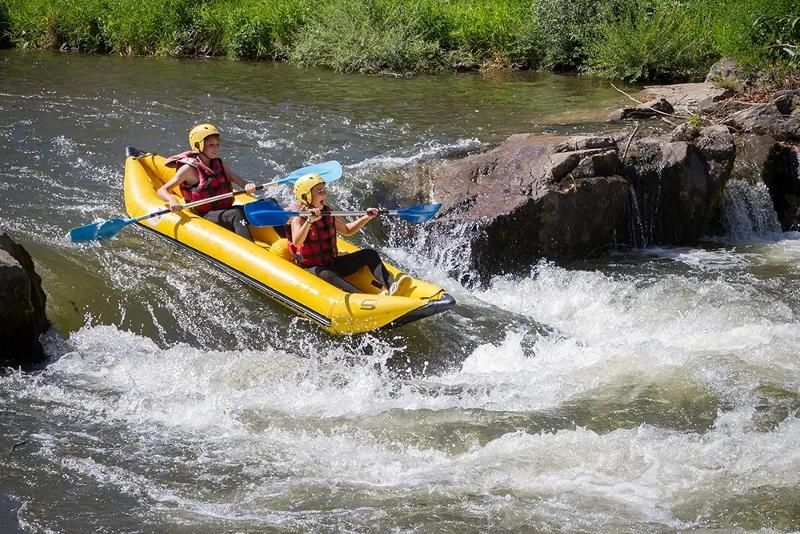 jovenes haciendo kayak en el rio en el campamento de verano en francia