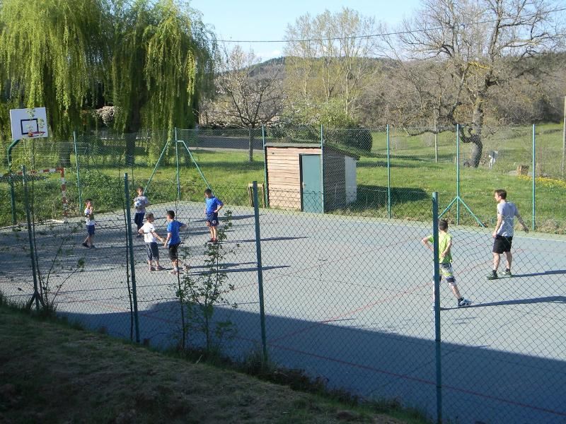grupo de jovenes practicando baloncesto y diferentes deportes en el campamento de verano en francia