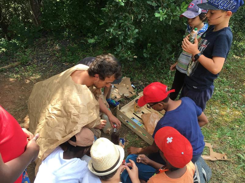 jovenes haciendo construcciones para las actividades multiaventura del campamento de verano en francia