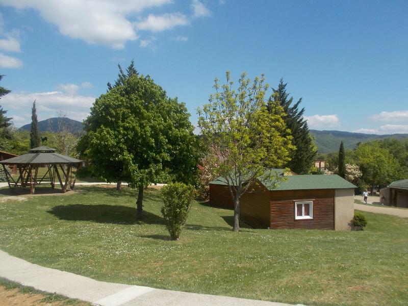 chalets en el exterior del campamento de verano en francia