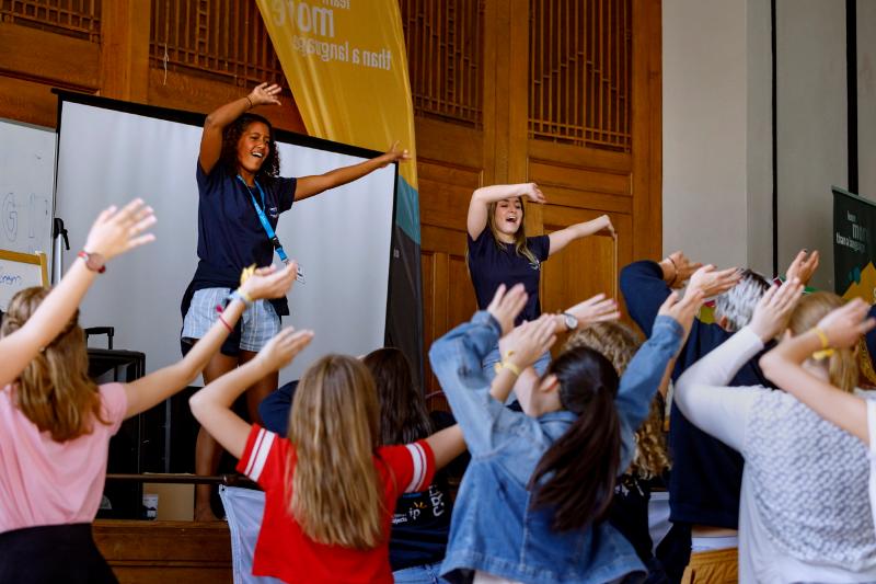 grupo de niñas dando una clase de baile en el salón de actos en su viaje de idiomas al extranjero
