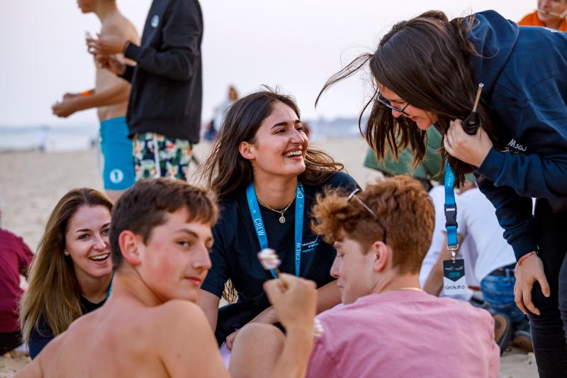jóvenes disfrutando de la playa y las actividades acuáticas en el campamento de verano en Inglaterra 