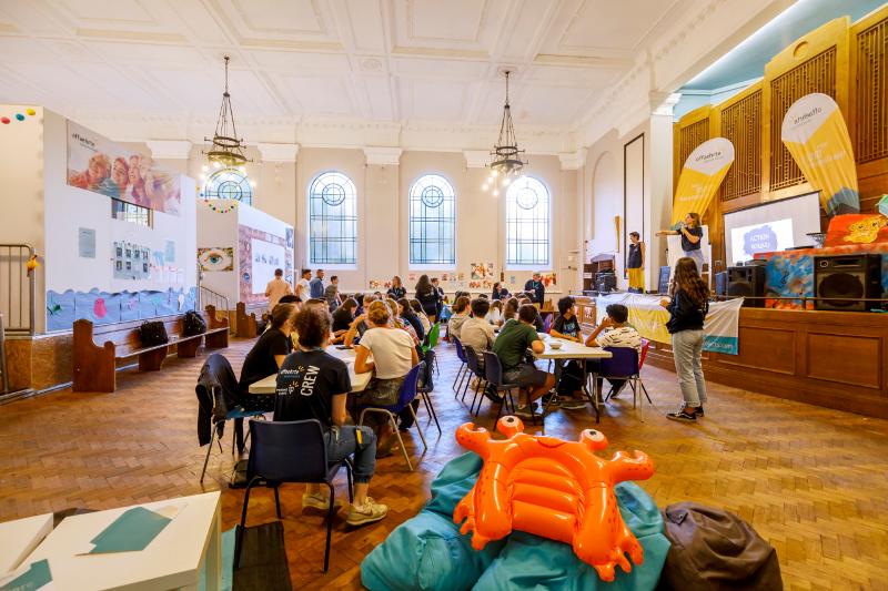 Participantes del campamento Inglaterra reunidos en el comedor para comer platos típicos ingleses