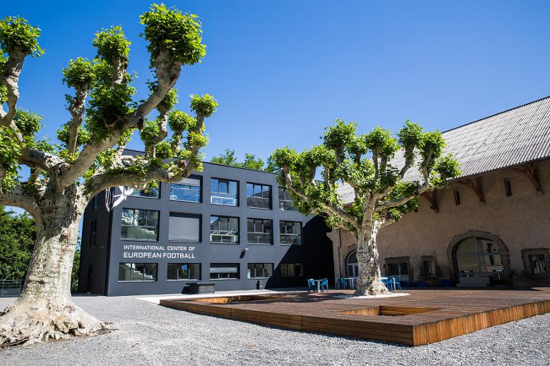 zona exterior del campamento de verano en francia con arboles y naturaleza