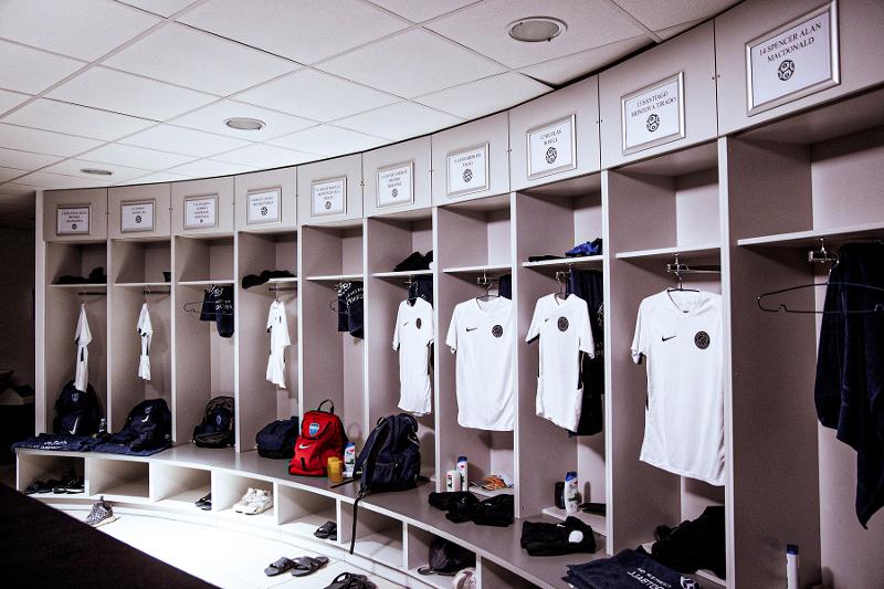 ropa oficial del equipo de futbol del campamento de verano en francia en el vestuario de los jovenes