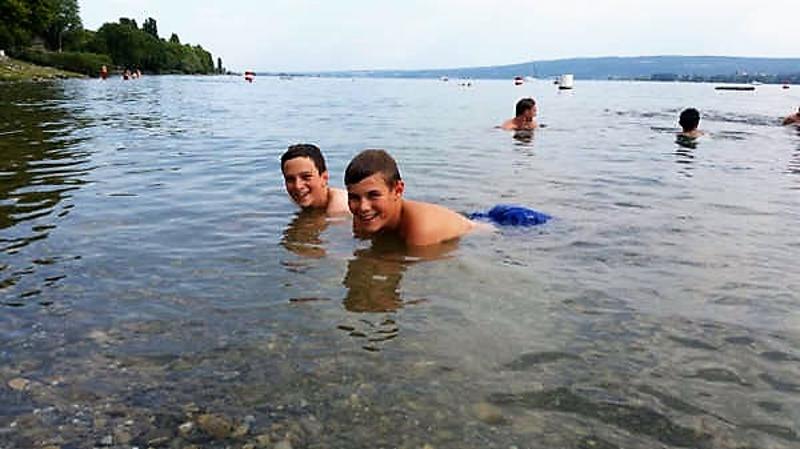 niños en el lago en plena naturaleza disfrutando del campamento de verano en alemania