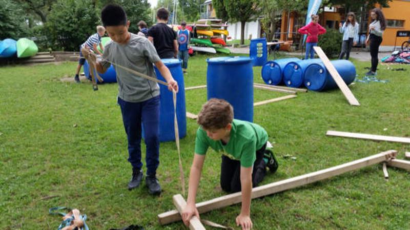 niños creando instrumentos para las actividades multiaventura en el campamento de verano en alemania