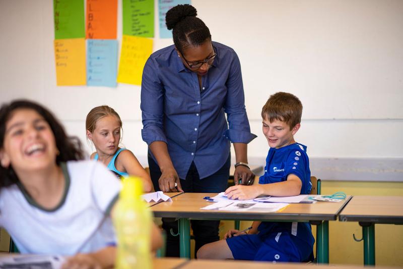niños y niñas atendiendo a las clases en aleman en el campamento de verano en alemania