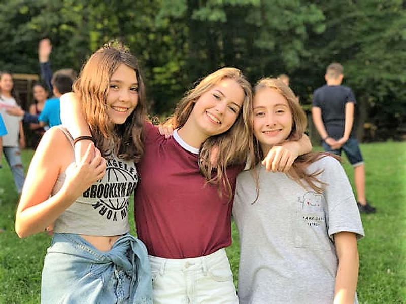 grupo de niñas disfrutando de las actividades en el exterior del campamento de verano en alemania
