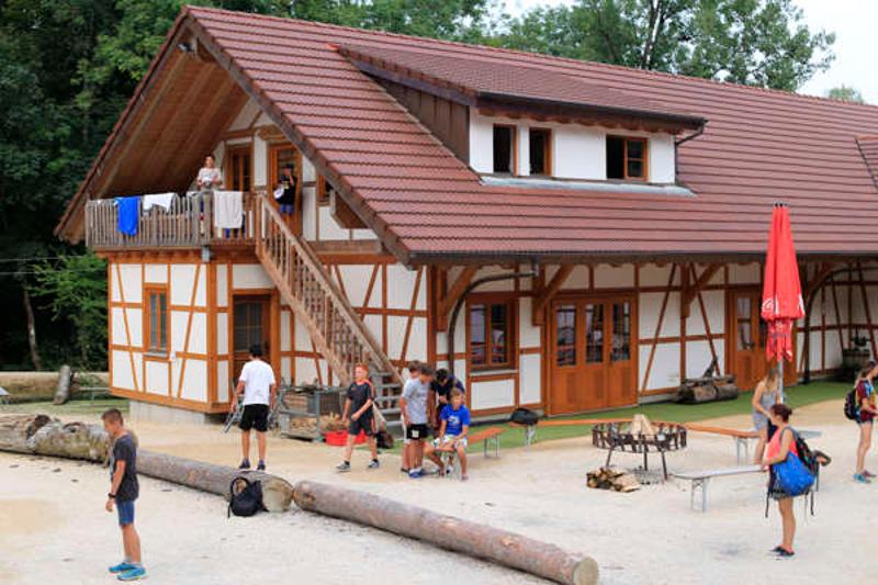 jovenes preparando las instalaciones para las actividades multiaventura del campamento de verano en alemania
